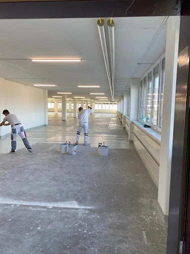 Malerarbeiten in einem grossen Büro- oder Gewerbebau